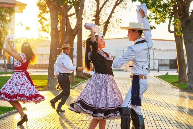 Cueca: Más que un zapateo, la historia que la conecta con toda Sudamérica