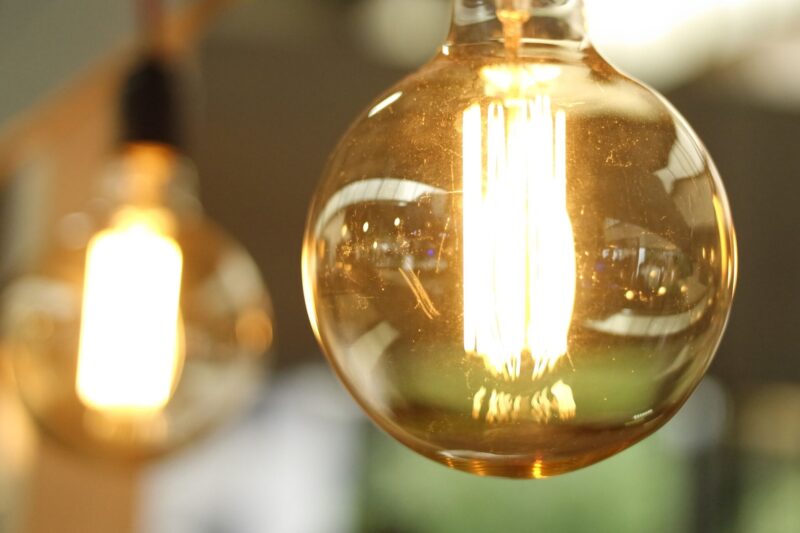 ¿En qué debo fijarme en la cuenta de la luz para evitar cobros excesivos?